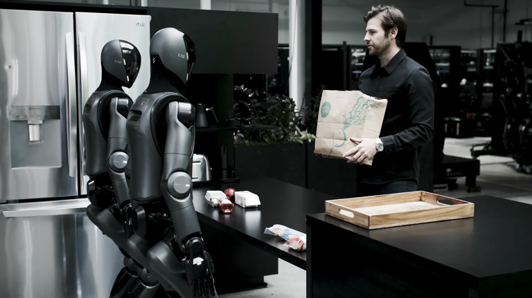 两台机器人在一个展示厨房中合作，将食物放入冰箱